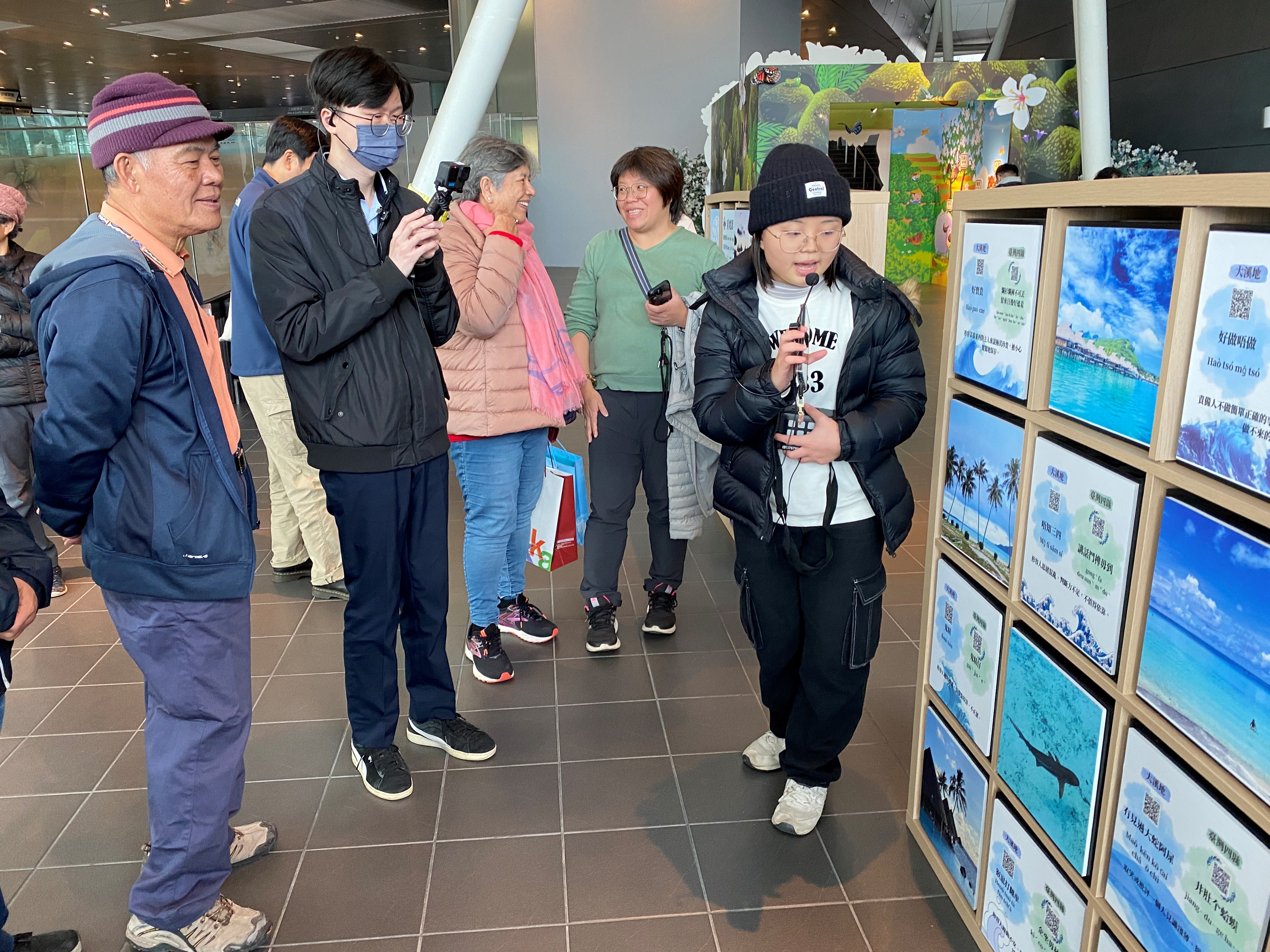 「海洋彼方的客庄」展區中以語言牆呈現臺灣與大溪地兩地客語對照,觀眾掃描_QR_Code即可聽見大溪地客語的原音重現